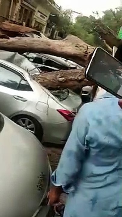 لاہور میں طوفان سے تباہی