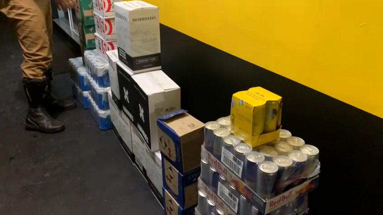 Mãe e filha são presas com veículo carregado com vinhos, cervejas e energéticos