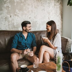 Así reaccionan las mujeres cuando les preguntamos quién debe pagar en la primera cita… 👀