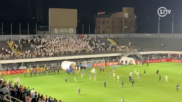 Torcedores do Santos atiram bombas em direção ao time após derrota na Sula