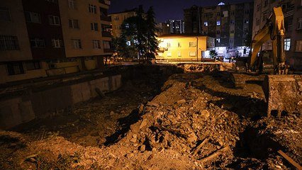 Télécharger la video: Bağcılar'da inşaat alanında toprak kaydı; 6 katlı bina tahliye edildi