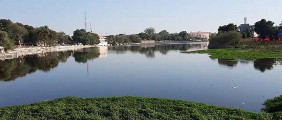 रोवर मशीन से एसडीएम की मौजूदगी में प्रताप सागर तालाब का सीमांकन करते हुए