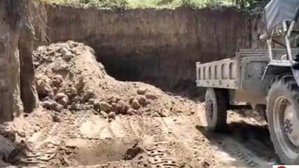 बेगुसराय: मिट्टी का हो रहे अवैध खनन का ग्रामीणो ने किया विरोध, जेसीबी जप्त