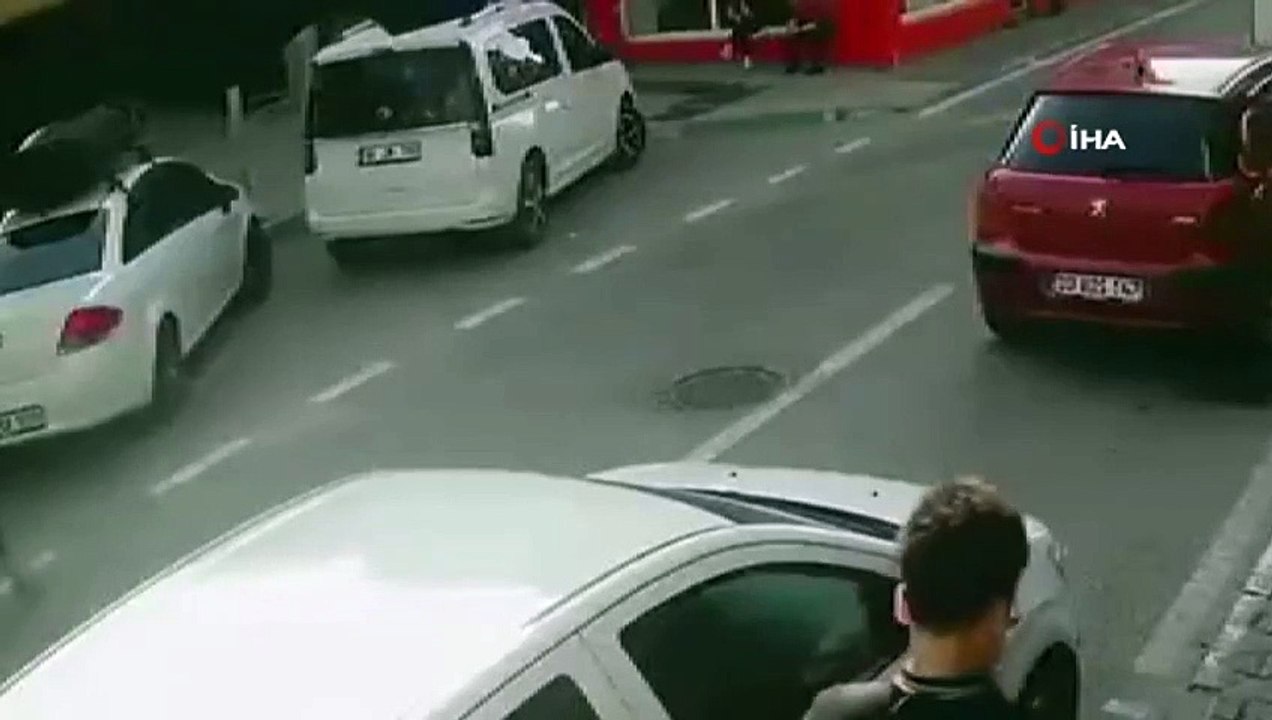 Mudanya'da Otomobil Yol Kenarındaki 3 Kişiye Çarptı