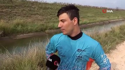 Görenler şaştı kaldı! Sulama kanalında traktörle sörf keyfi