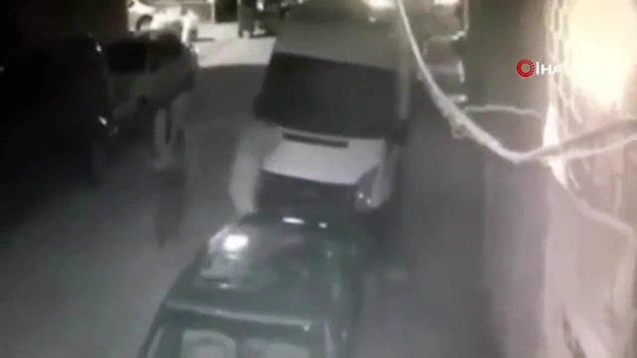 Horreur d'amis à Zeytinburnu devant la caméra： L'ami avec qui il se disputait a été blessé à la jambe avec une arme à feu