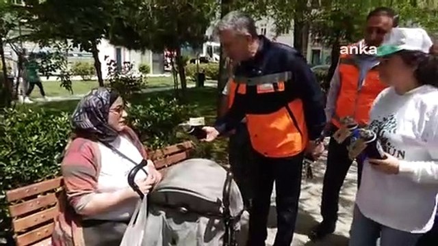 Le maire d'Esenyurt, Kemal Deniz Bozkurt, a balayé les rues lors de la Journée mondiale de l'environnement