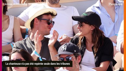 Descargar video: Juliette Armanet en couple : la chanteuse répérée avec son amoureux très séduisant à Roland-Garros