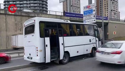 Bağcılar'da işçi servisi yön tabelası direğine çarptı: 13 kişi yaralandı!