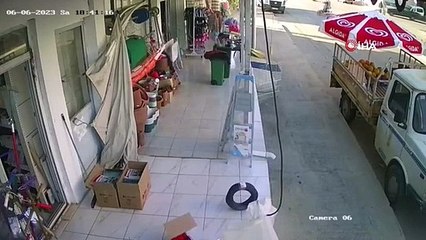 Önüne çıkan araca çarpmamak için refüje çıkıp ters döndü