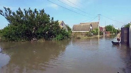 عمليات إجلاء السكان مستمرة بعد تدمير جزئي لسد كاخوفكا في جنوب أوكرانيا