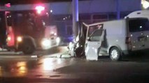 Minibüs direğe çarptı; sürücü yaralandı, eşi öldü