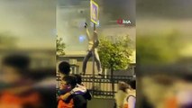 Gaziosmanpaşa'da asker eğlencesinde direğe çıkıp silahla ateş açan maganda yakalandı