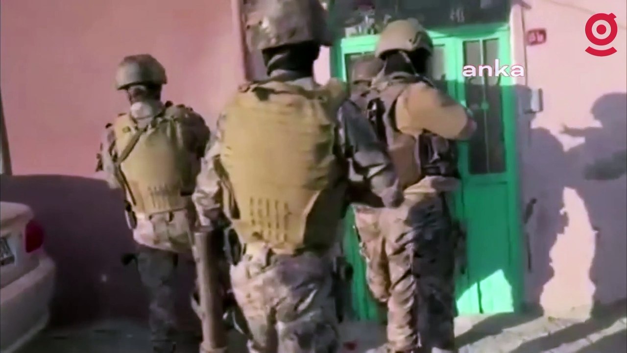 Çocuklara ait müstehcen görüntüleri paylaşan ve satanlara yönelik düzenlenen eş zamanlı operasyonlarda 30 şüpheli gözaltına alındı