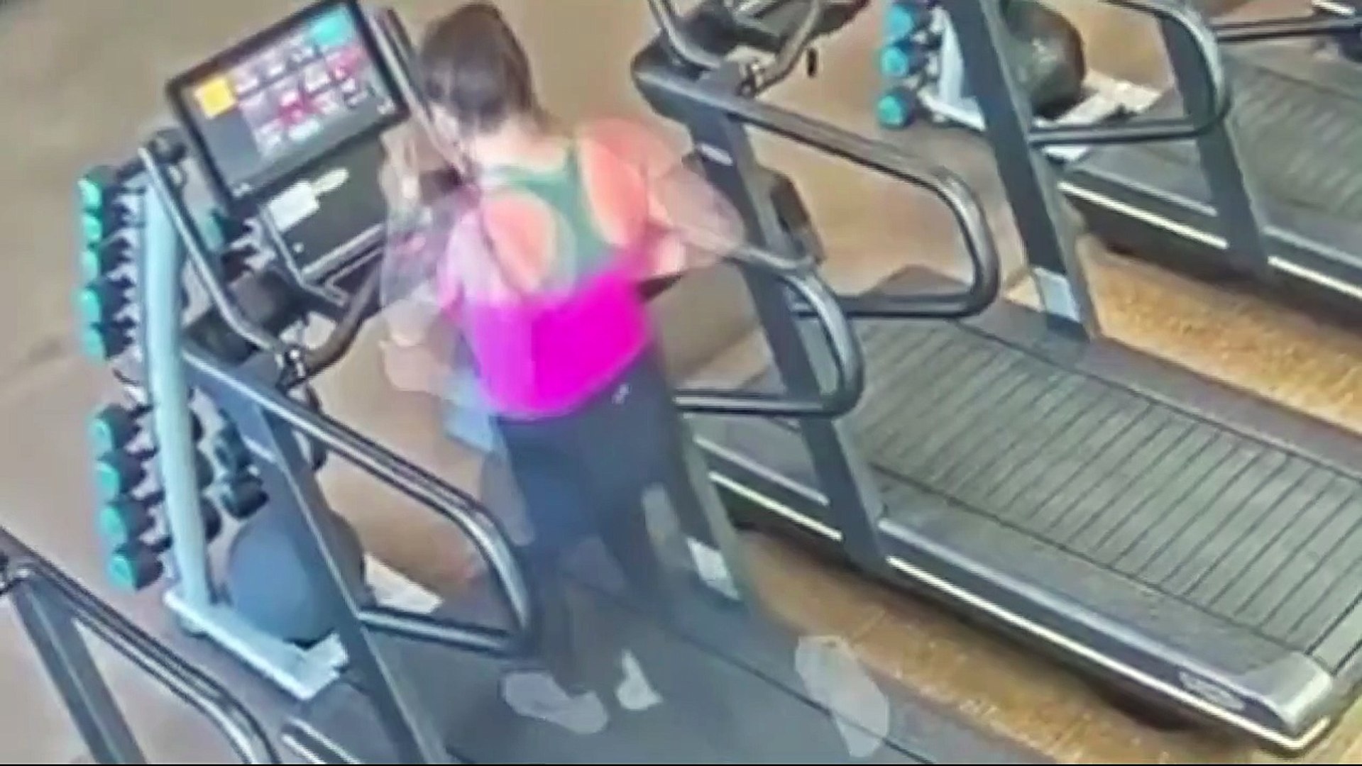 Koşu bandında koşan genç kadının talihsiz anı! Taytı aşağı indi, yüzü  soyuldu