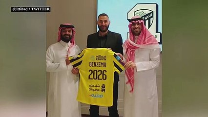 نجم عالمي جديد في السعودية...بنزيمة يوقع رسميا مع الاتحاد لمدة ثلاث سنوات