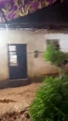 Moradores filmam grande volume de água descendo a Grota do Rafael