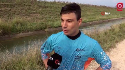 Traktör ile sulama kanalında sörf