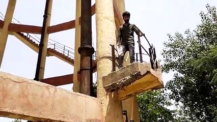 बसंती की चाह में टंकी पर चढ़ा वीरू, बोला: परिजन नहीं भेज रहे मेरे साथ