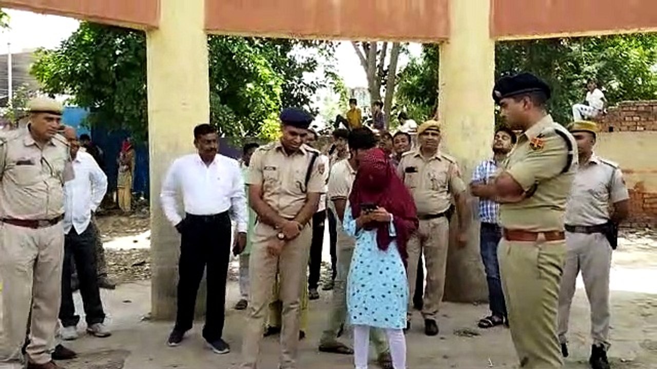 बसंती की चाह में टंकी पर चढ़ा वीरू, बोला: परिजन नहीं भेज रहे मेरे साथ