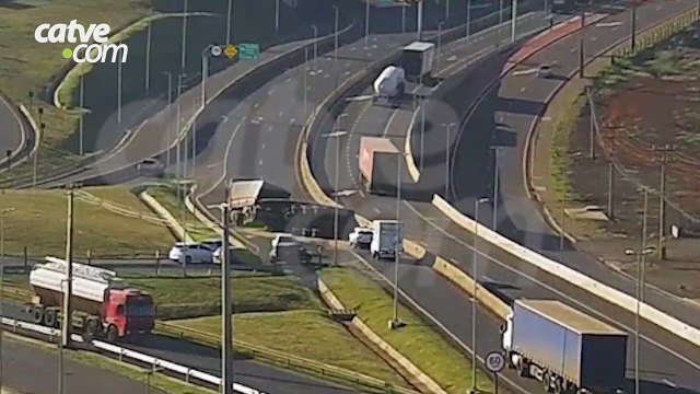 Câmera da CATVE flagra momento que caminhão tomba no Trevo Cataratas