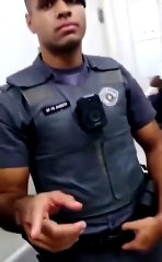 Homem é flagrado com bombons e PMs amarram e arrastam homem durante ocorrência