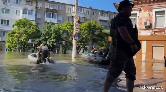 Ucraina, l'evacuazione da Kherson dopo la distruzione della diga