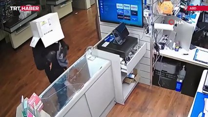 Hırsızlık yaparken kafasındaki koliyi çıkardı, yakayı ele verdi