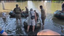 Ucraina, l'evacuazione da Kherson dopo la distruzione della diga