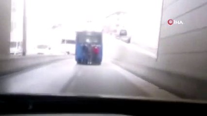 Le dangereux voyage des adolescents du patinage reflété sur les caméras