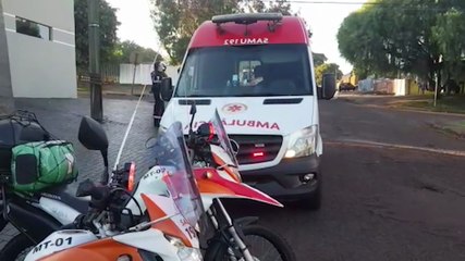 Homem corre com espetos em telhado de residências e precisa ser contido