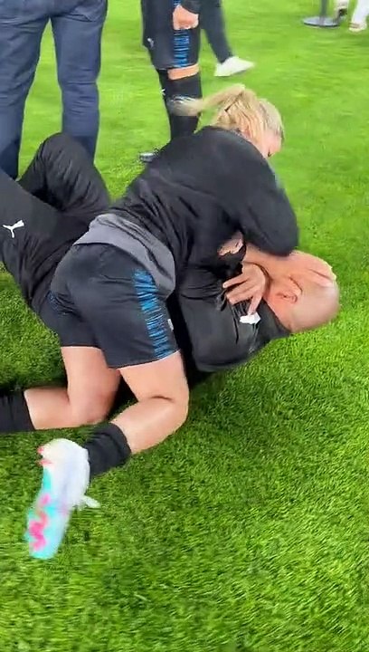 Laure Boulleau tente de soumettre Ciryl Gane, la séquence amuse