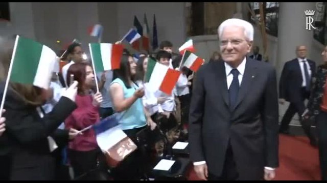 Mattarella a Parigi dagli studenti italiani: con voi cresce l'Europa
