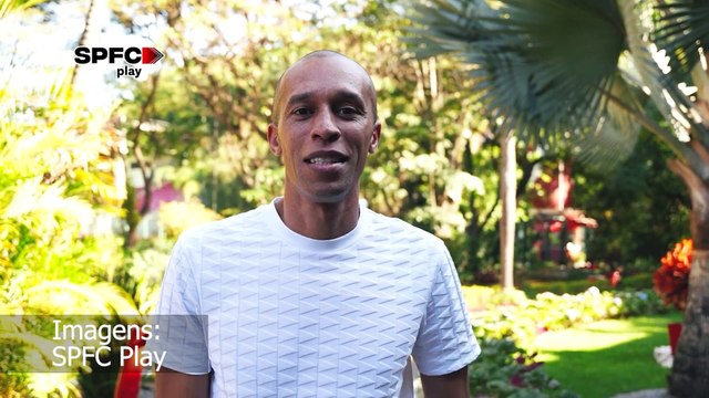 Ex-zagueiro do clube, Miranda visita o treinamento do Paulo e fala da expectativa para o clássico com o Palmeiras