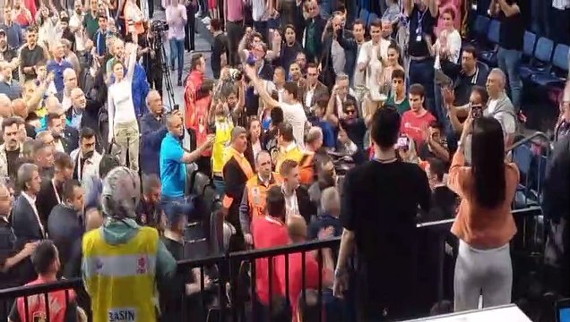 Yöneticiler birbirine girdi! Anadolu Efes-Fenerbahçe Beko maçında kavga çıktı