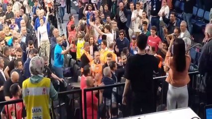 Les managers se sont regroupés ! Une bagarre a éclaté lors du match Anadolu Efes-Fenerbahçe Beko