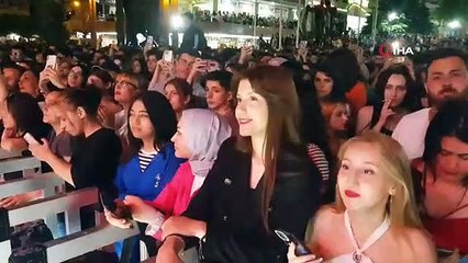 Le célèbre chanteur Ceylan Ertem est monté sur scène à Safranbolu