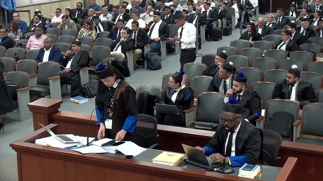 ABOGADO LLAMA RIDÍCULA A YENI BERENICE REYNOSO Y SE ARMA DISCUSIÓN