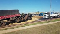 Mais um caminhão tomba e deixa Trevo Cataratas interditado