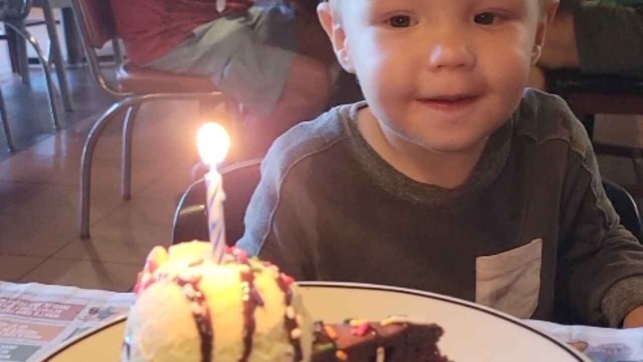Whole restaurant comes together to sing 'Happy Birthday' to a lovely young man
