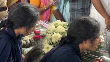 Kollam Sudhi Wife: തന്നെ തനിച്ചാക്കി പോയ സുധിയെ നോക്കി സംസാരിക്കുന്ന ഭാര്യ, നൊമ്പര വീഡിയോ