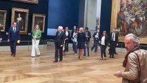 Mattarella al Louvre insieme a Macron e la moglie Brigitte Trogneux visitano la Gioconda