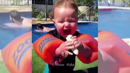 Kollukları yüzünden muzu yiyemeyen küçük çocuk bakın ne yaptı?