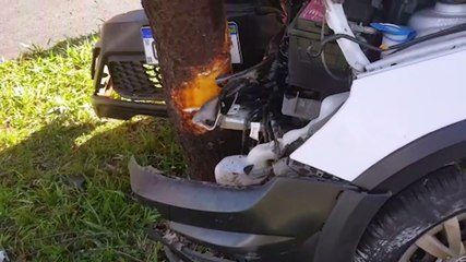 Saveiro colide contra árvore na Av. Rocha Pombo