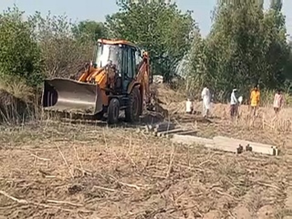 video: सामुदायिक स्वास्थ्य केन्द्र परिसर से हटा...