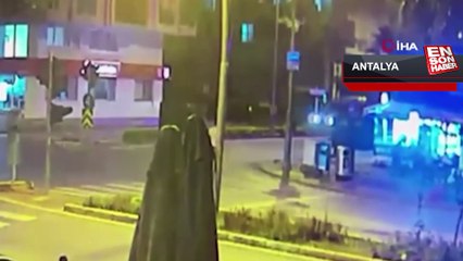 Antalya'da iki elinde tabancayla karısını cadde ortasında darp etti