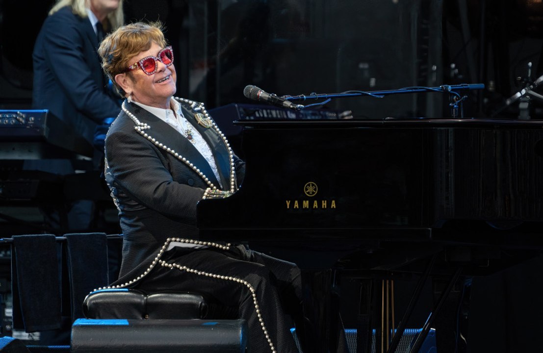 On sait enfin pourquoi Elton John porte toujours les mêmes lunettes sur scène