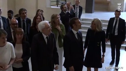 Mattarella e Macron al Louvre in posa davanti alla Gioconda