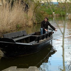 Jérémie est faiseur de bateaux : il fabrique des bateaux comme au Moyen Âge