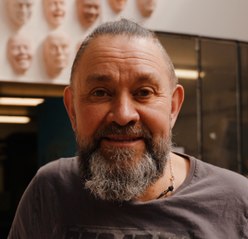 Stéphane fabrique des statues pour le musée Grévin